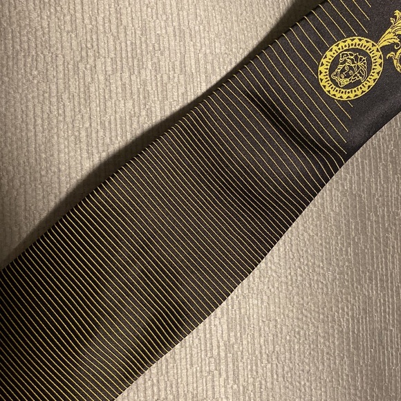 Versace a vintage Medusa tie - Picture 4 of 6